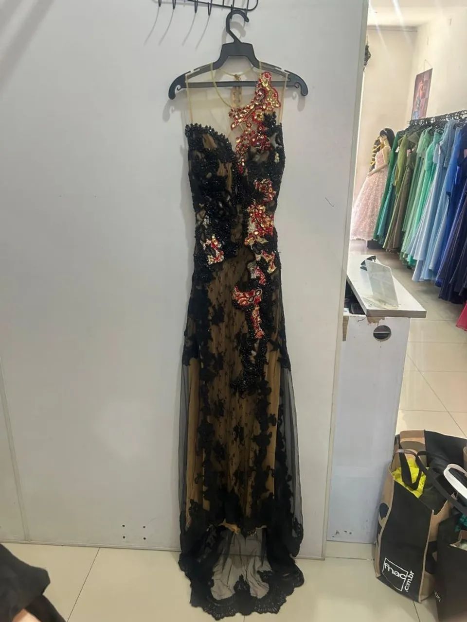 Vestido Lindíssimo de Renda e seda com Pedras 