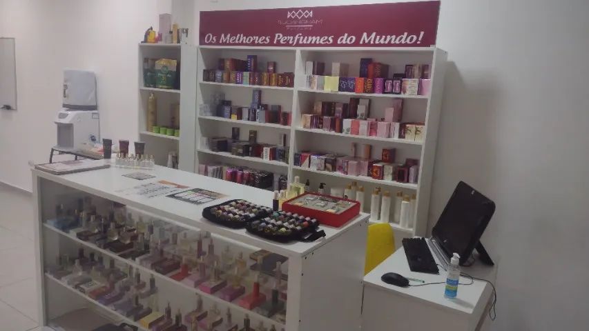 PRATELEIRAS + BALCÃO EXPOSITOR + 11 CADEIRAS AMARELAS 