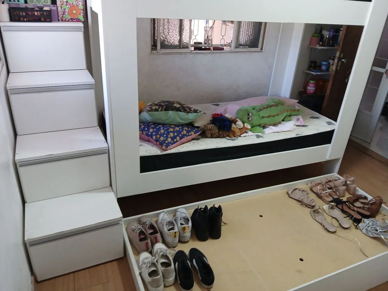 Cama beliche com uma cama adicional com quatro gavetas que sao escadas - Foto 4
