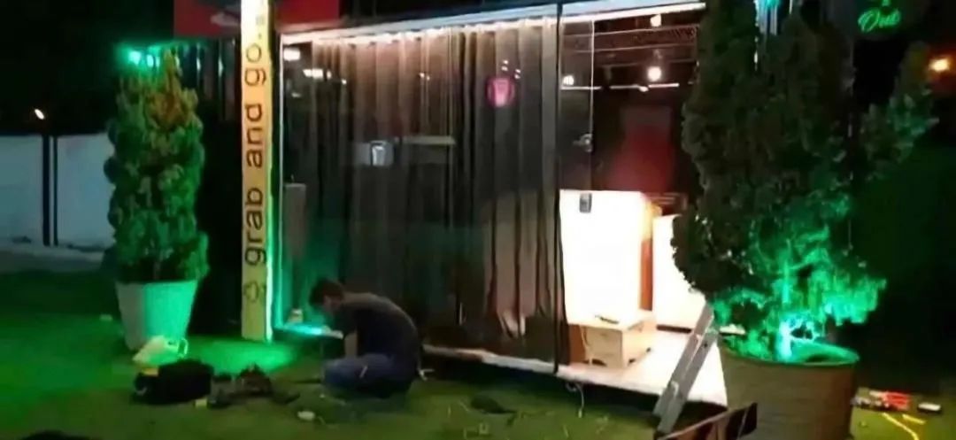 Container Pronto para Loja com Vitrine ACM Revestimento Térmico Copa e Banheiro