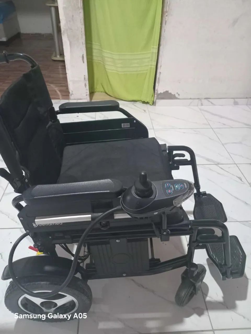 Cadeira de rodas automática dellamed para vender em estado de Nova com dez meses de uso.