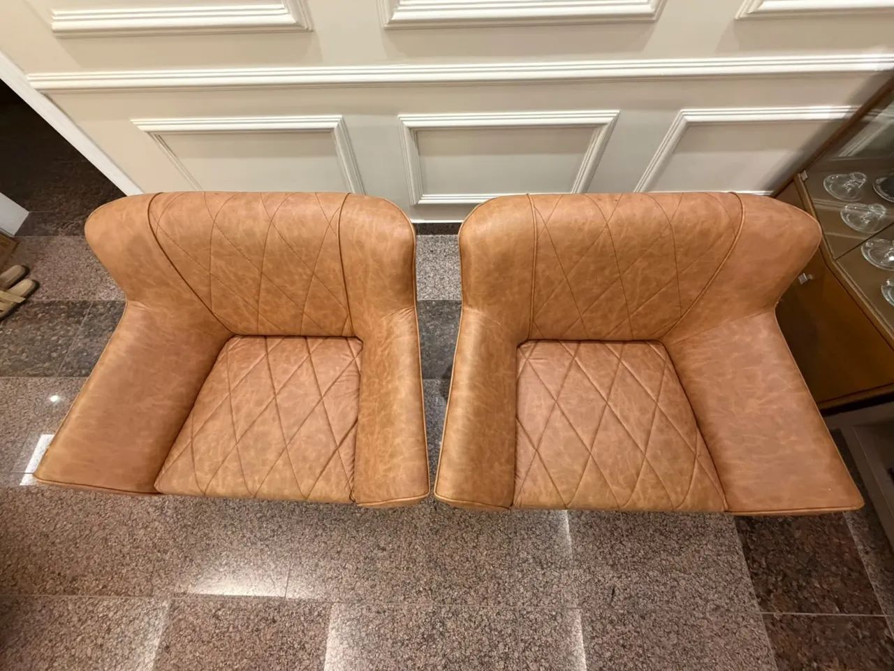 Par de Poltronas de Design Raiuga em Couro Sintético Caramelo - Foto 5