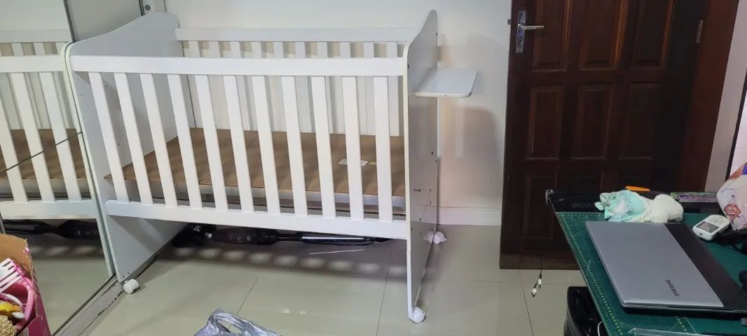 Berço branco com colchão - ótimo estado, com rodinhas - Foto 2
