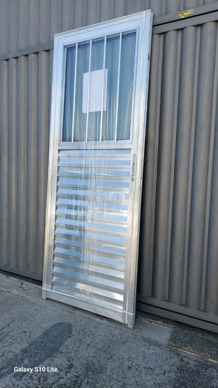 PORTA DE ALUMÍNIO COM VIDRO E GRADE DIRETO DA FÁBRICA - QUEIMA DE ESTOQUE - Foto 5