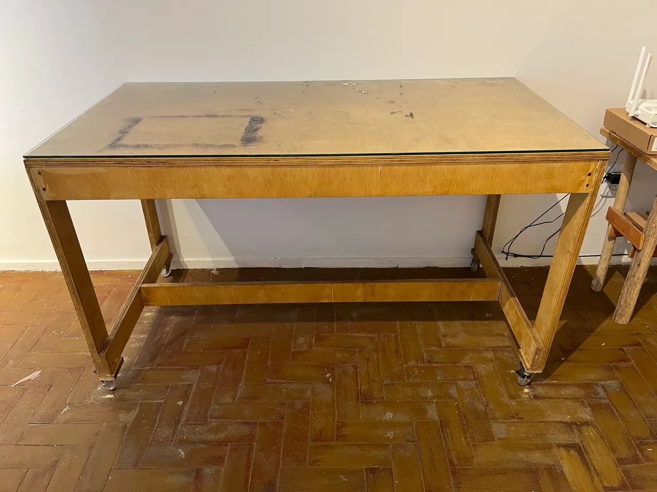 Mesa de compensado cru natural com rodinhas e tampo de vidro - Foto 2