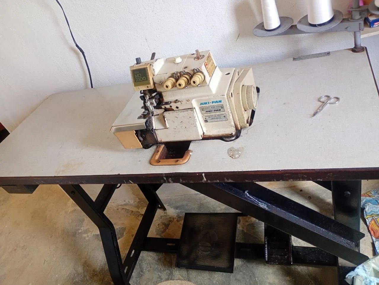 Máquina overlock industrial funcionando normalmente  - Foto 3