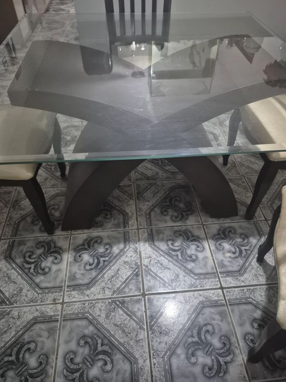 Vendo uma mesa de vidro   com  4 cadeiras  - Foto 4