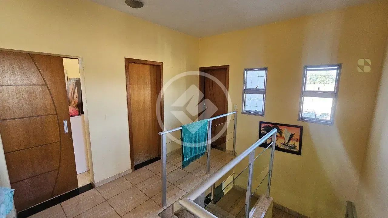 Sobrado no Jardim Comodoro com 4 Quartos, sendo 1 Suíte, e 3 Vagas  Cuiabá MT codigo: 2706 - Foto 2