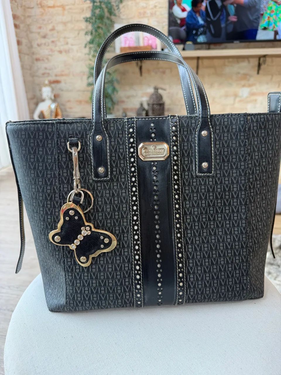 Bolsa Victor Hugo com chaveiro 