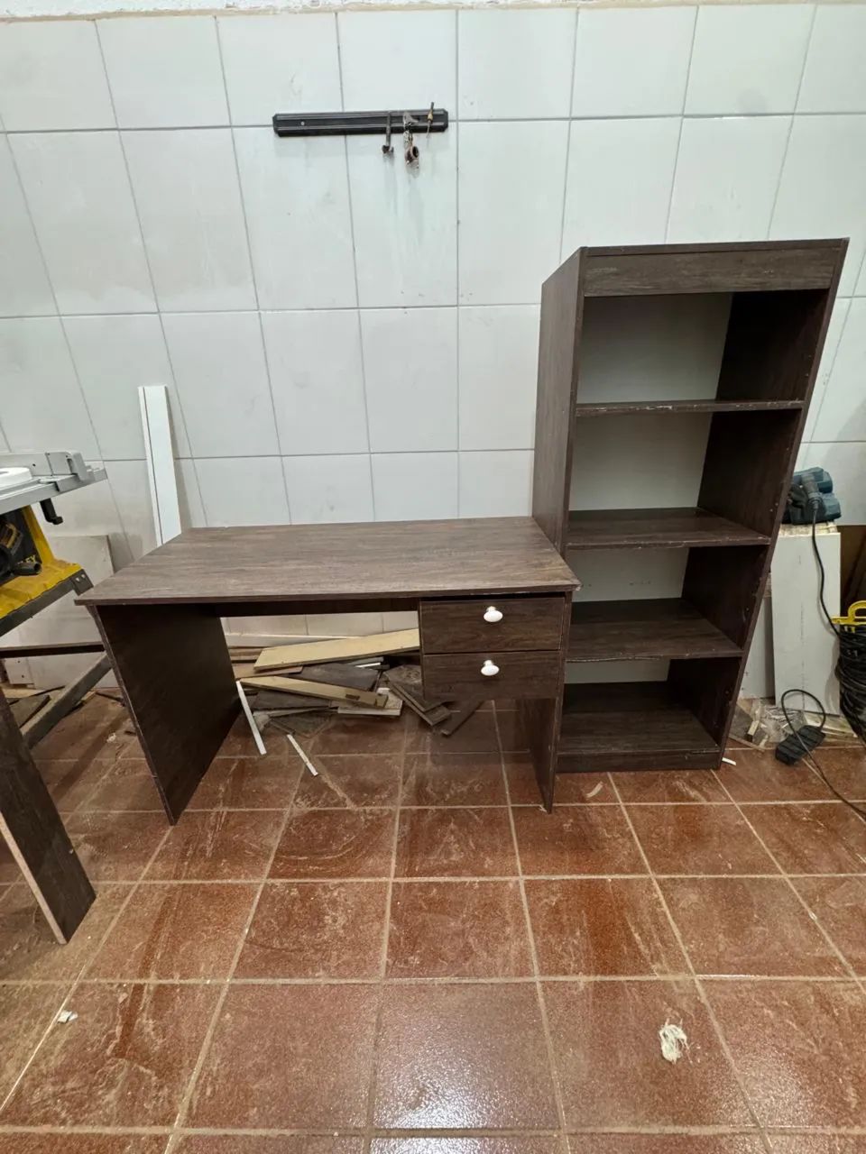 Mesa com armario 