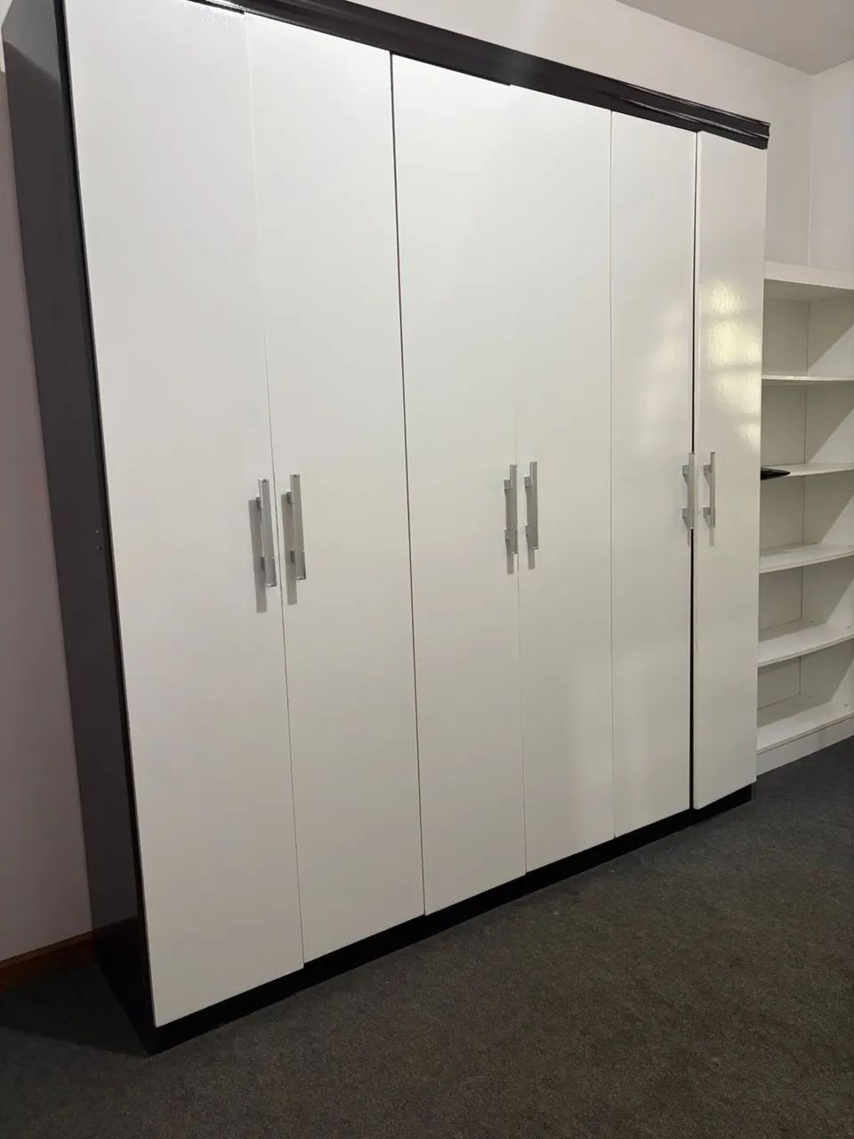 Guarda-roupas 6 portas, branco e preto, com espelho interno - Foto 3