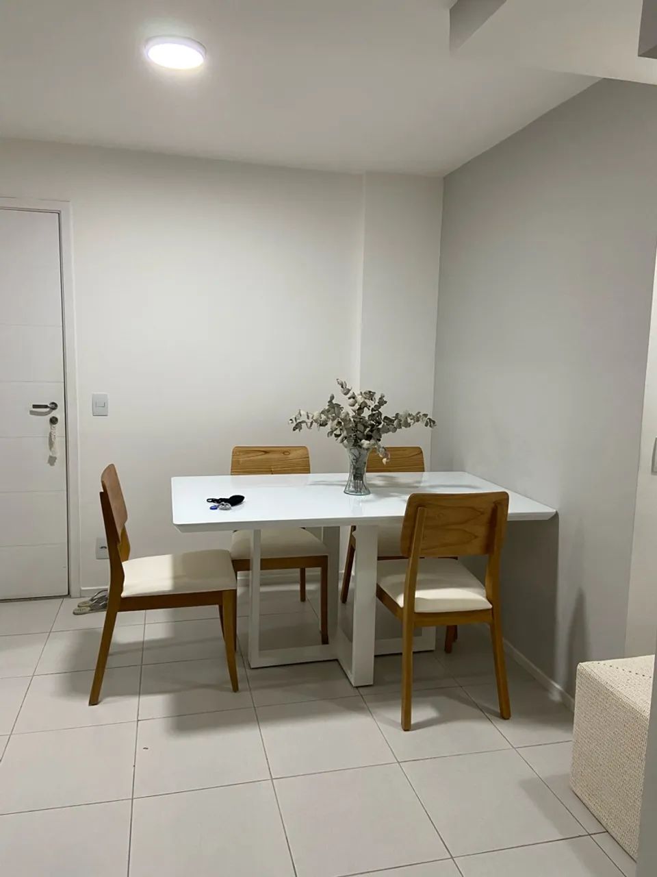 Mesa branca com tampo de vidro 