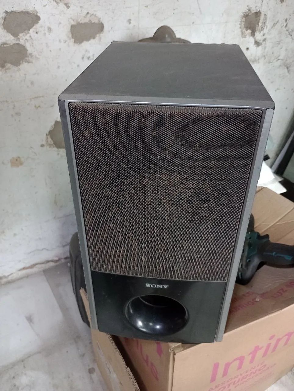 caixas de som  e subwooff em perfeito estado apenas marcas de uso  a unidade custará 350$