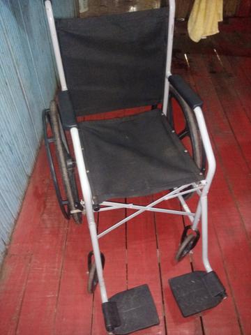 Vende se uma cadeira de rodas - Foto 2