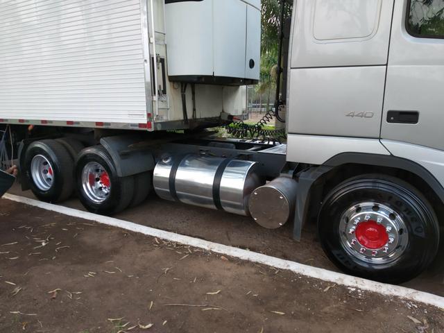 Volvo FH 440 + câmara fria Ibiporã