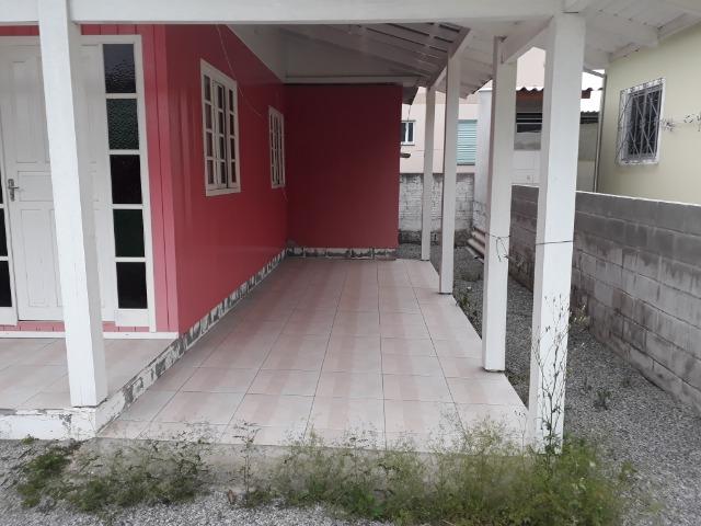 Vendo pequena casa de madeira na Pinheira - Foto 2
