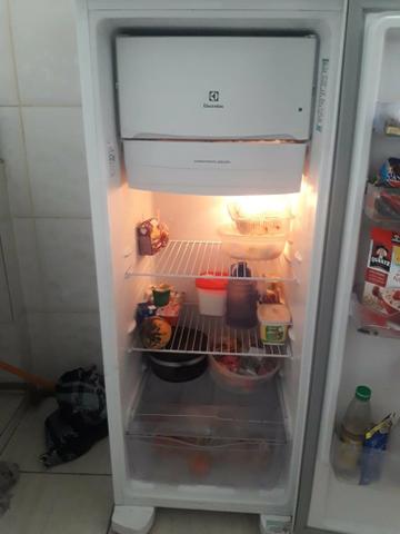 Vendo Geladeira Electrolux - Foto 5