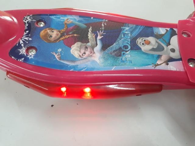 Patinete Infantil Musical Frozen 3 Rodas Com Luzes - Foto 6