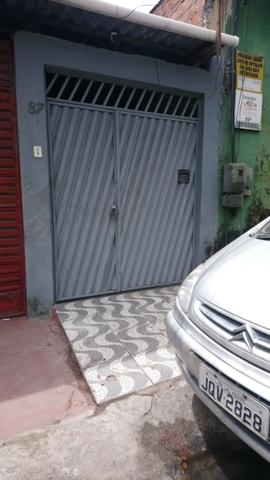 Alugo Casa 2/4 com garagem para motos Frente de Rua