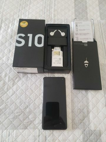 Galaxy S10 completo na caixa.