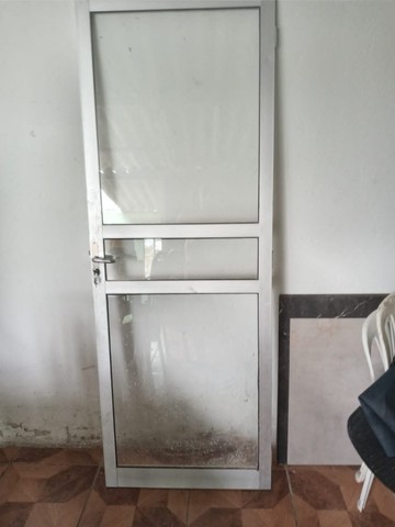 Porta de entrada em aluminio e vidro