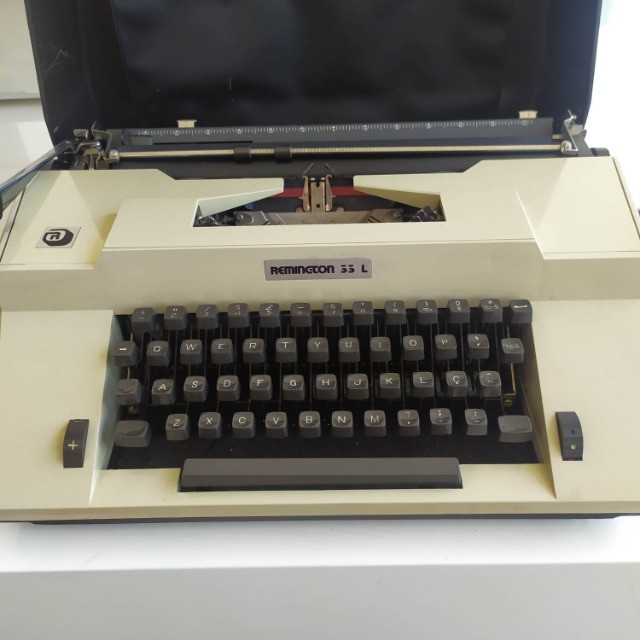 Máquina de escrever Remington 33