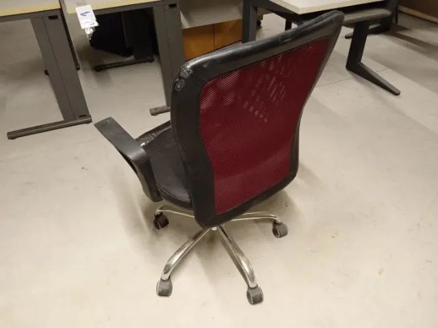 Cadeira de escritório giratória c/ braços e rodas em Plástico Preta - Foto 4