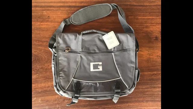 Pasta tipo carteiro Guess 