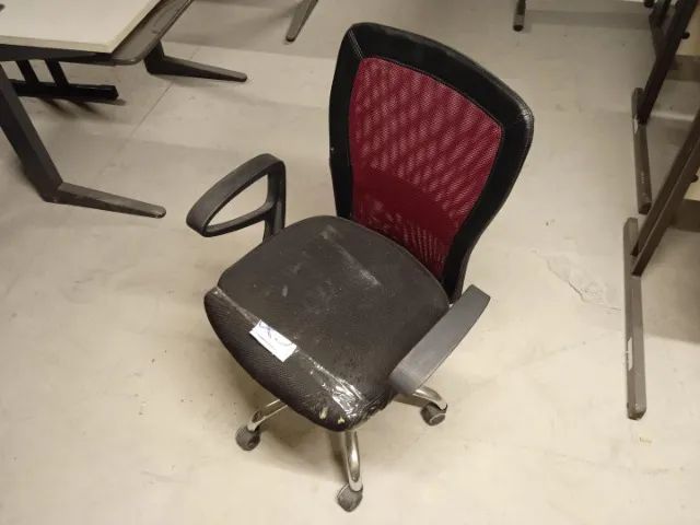 Cadeira de escritório giratória c/ braços e rodas em Plástico Preta - Foto 3