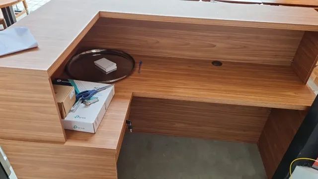 balcão em l ripado amadeirado 