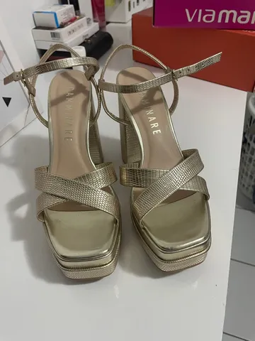 vende-se sandalia na cor dourada