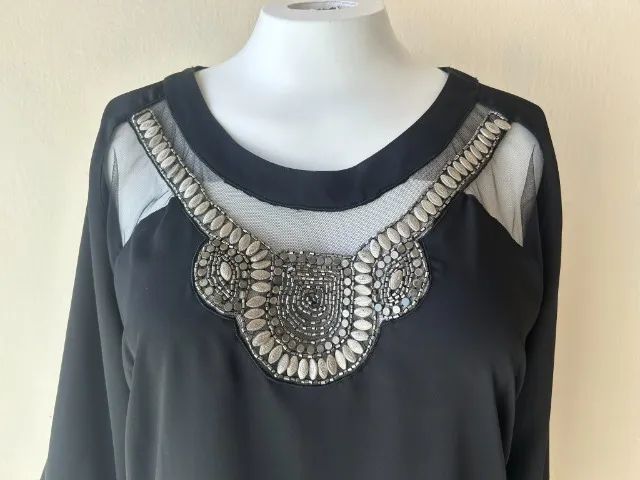 Blusa preta com aplicações, tamanho 46, da marca Rosas. - Foto 3