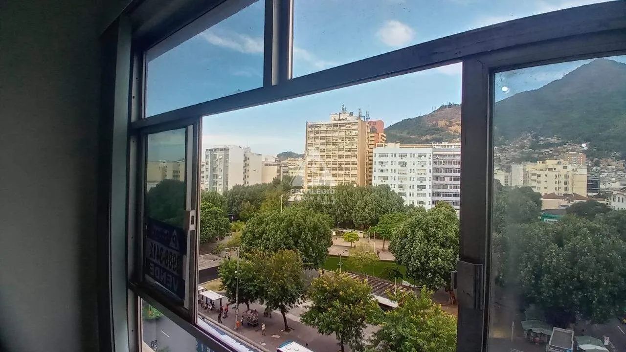 Sala Comercial de frete a Praça Saenz Pena.