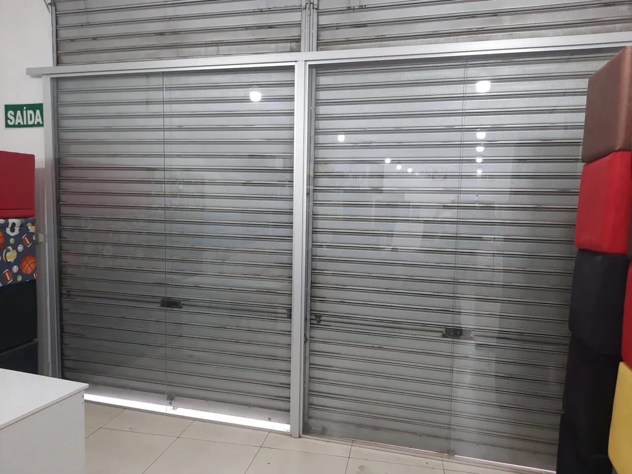 Vitrine para porta de loja, vidro com estrutura de alumínio.