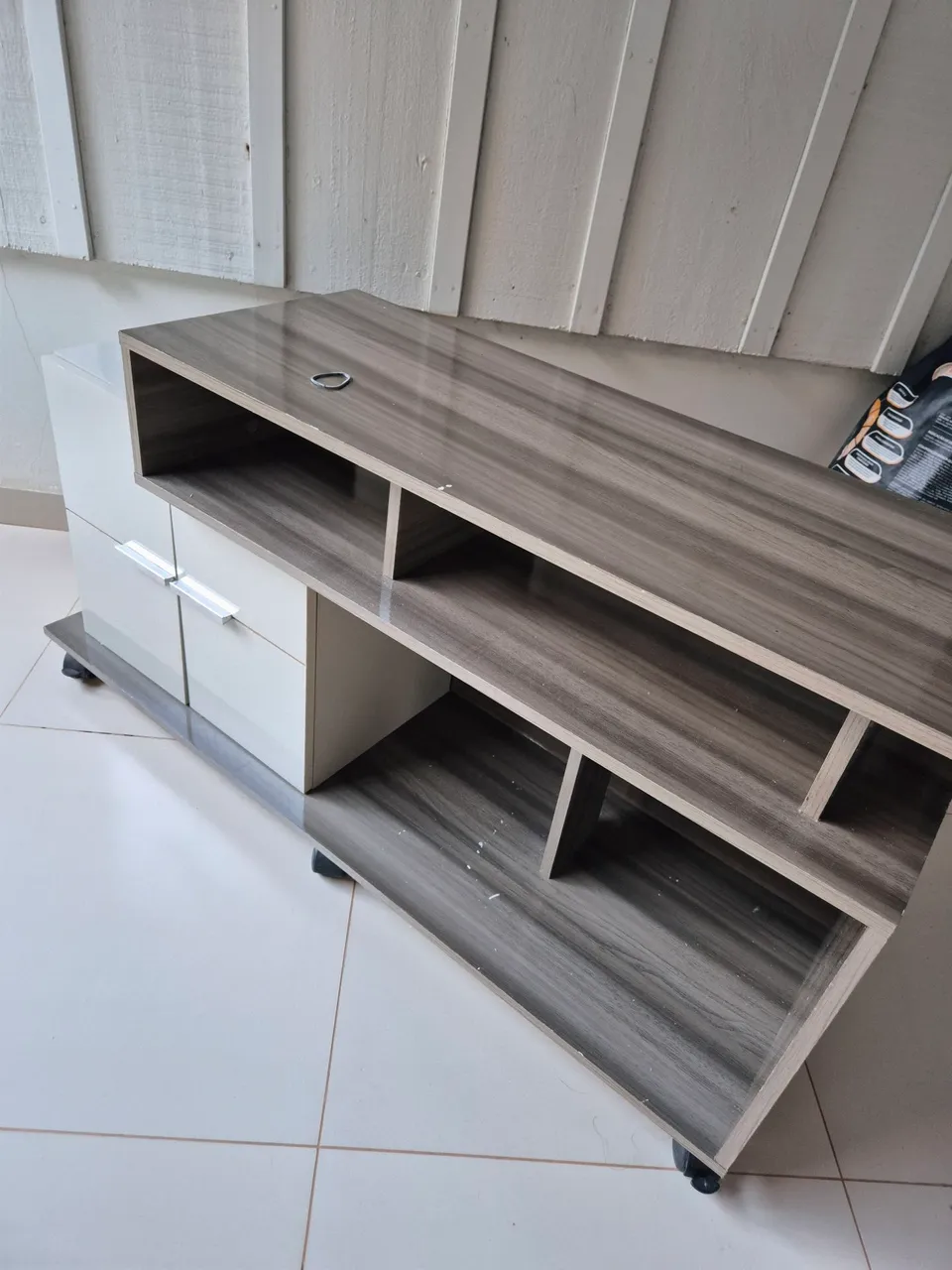 Móvel para TV Design Moderno com Prateleiras e Gavetas