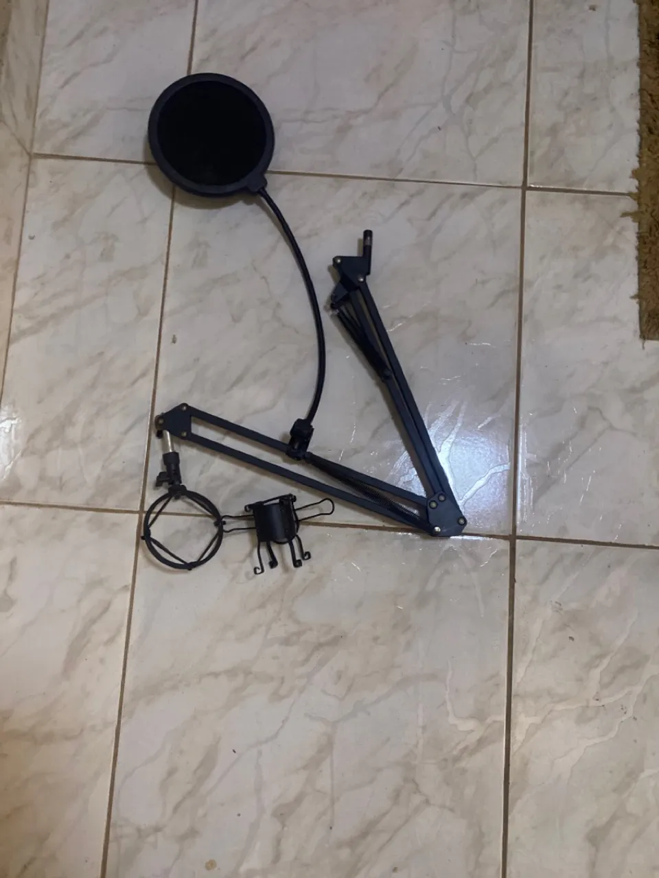 Microfone com filtro anti-pop e suporte articulado