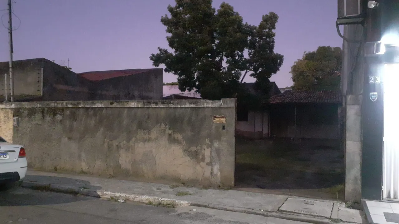 Aluga-se casa no ponto novo