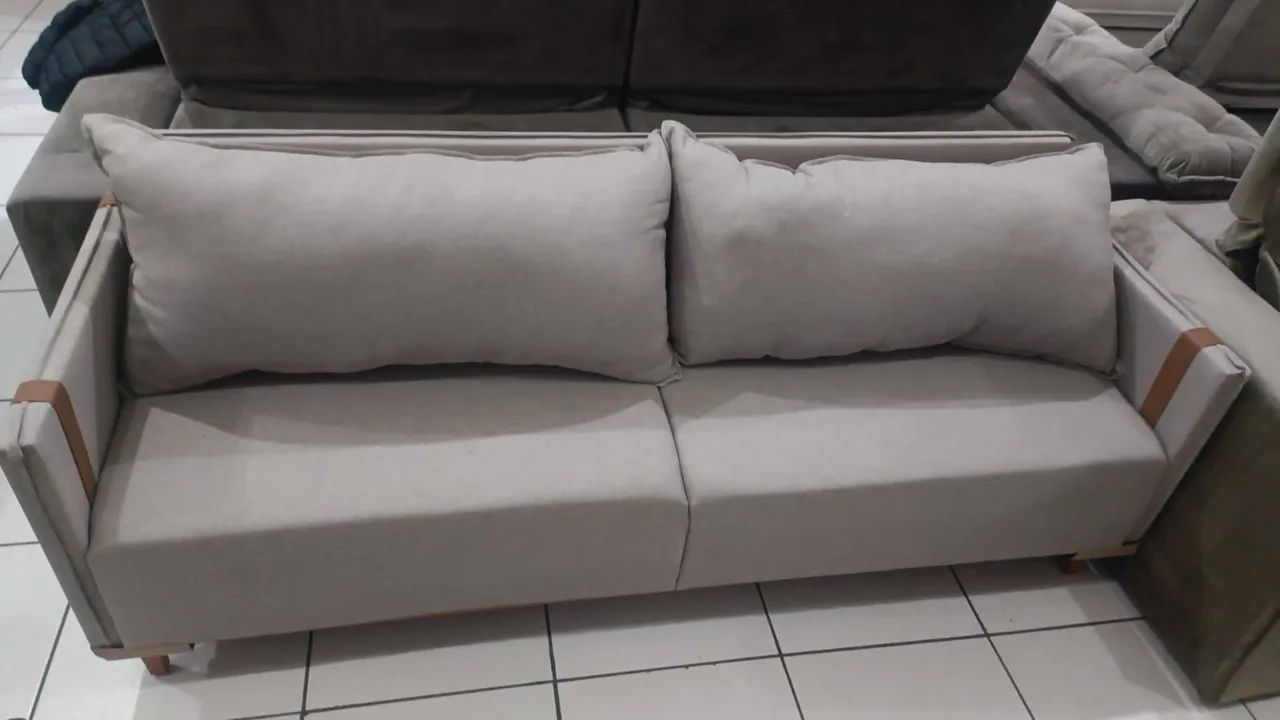Sofá 2 Lugares Moderno linho bege detalhes em corvin 