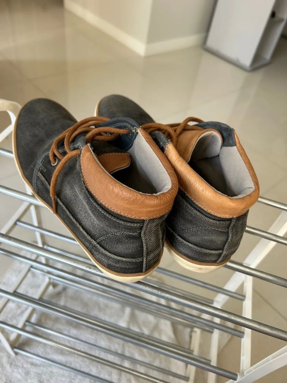 Botinha Casual Cinza com Detalhes em Marrom - Foto 2