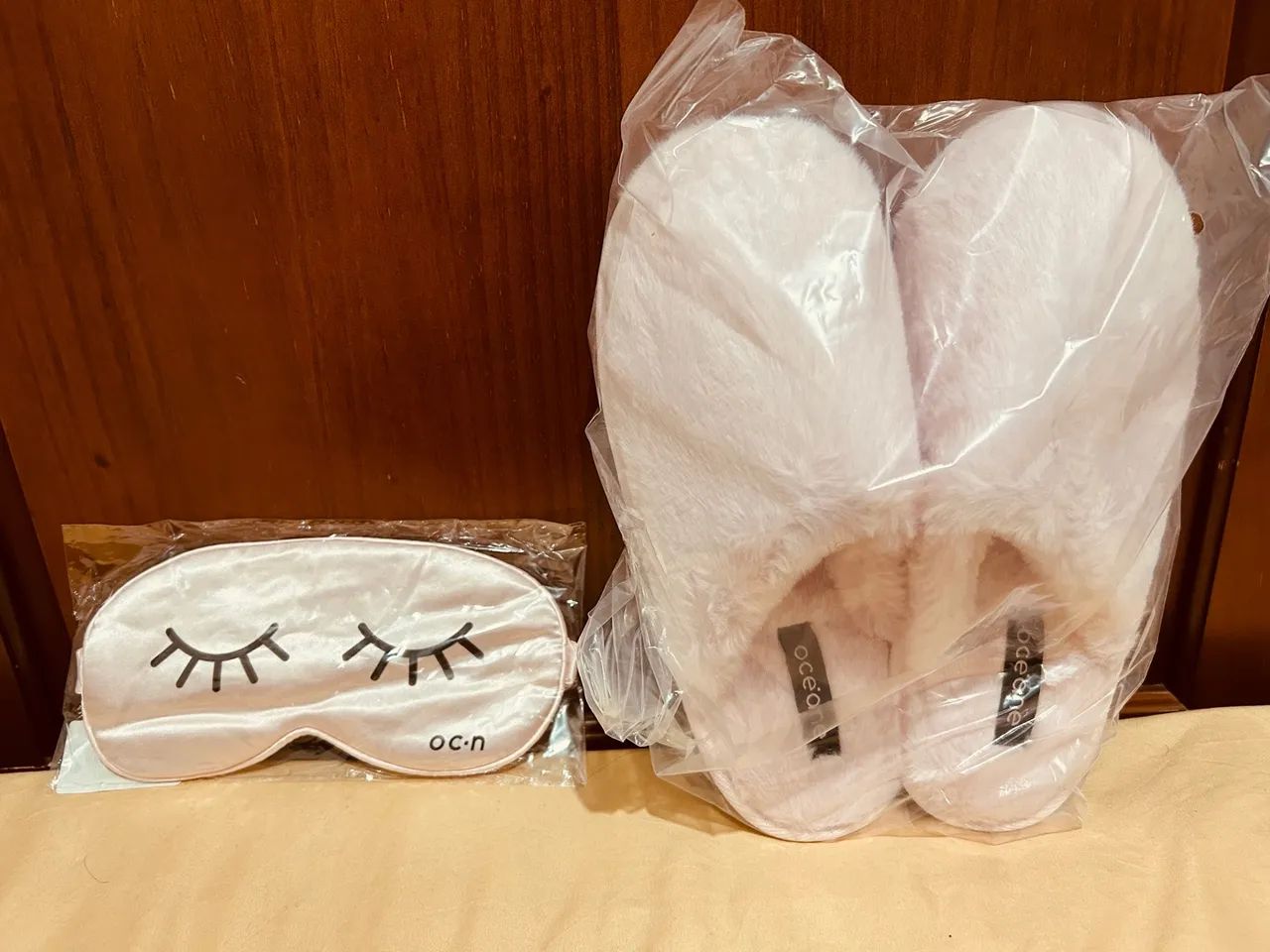 Kit pantufas e máscara de olhos