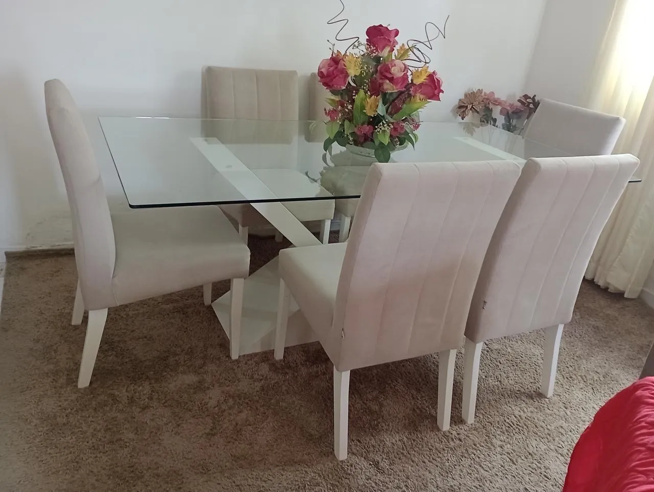 Mesa de jantar com tampo de vidro e 6 cadeiras