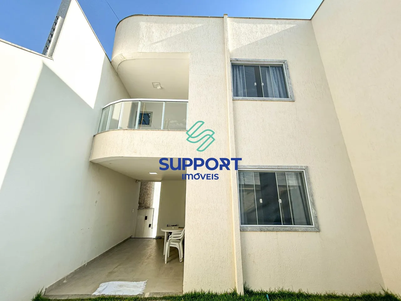 Casa 2 quartos no Kubitschek com suíte, varanda, porcelanato e portão eletrônico aconche