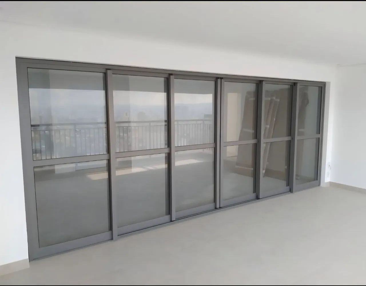 Portas esquadrias em Alumínio cinza e vidro transparente 