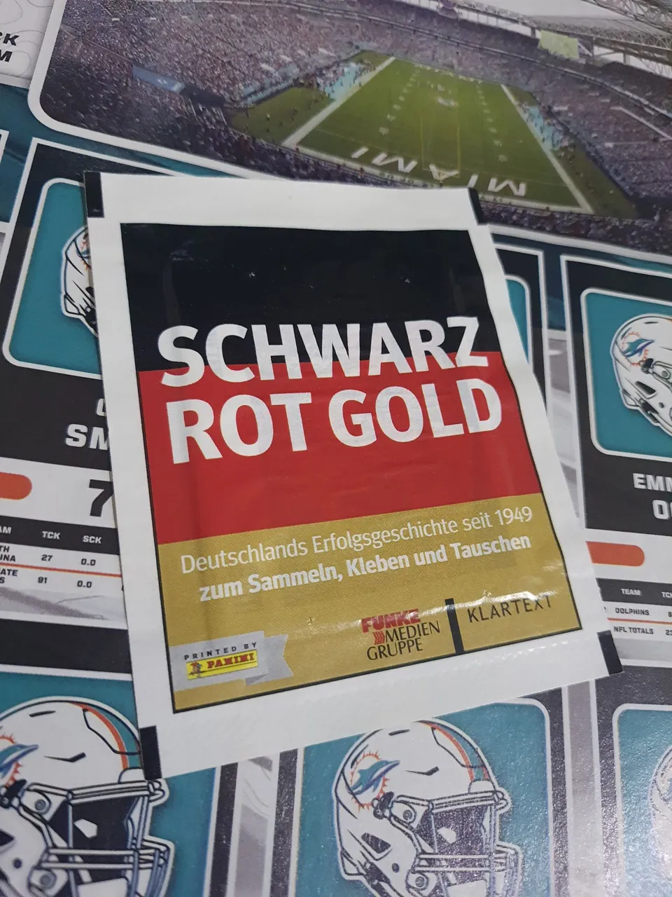 Envelope Figurinhas Panini Schwarz Rot Gold