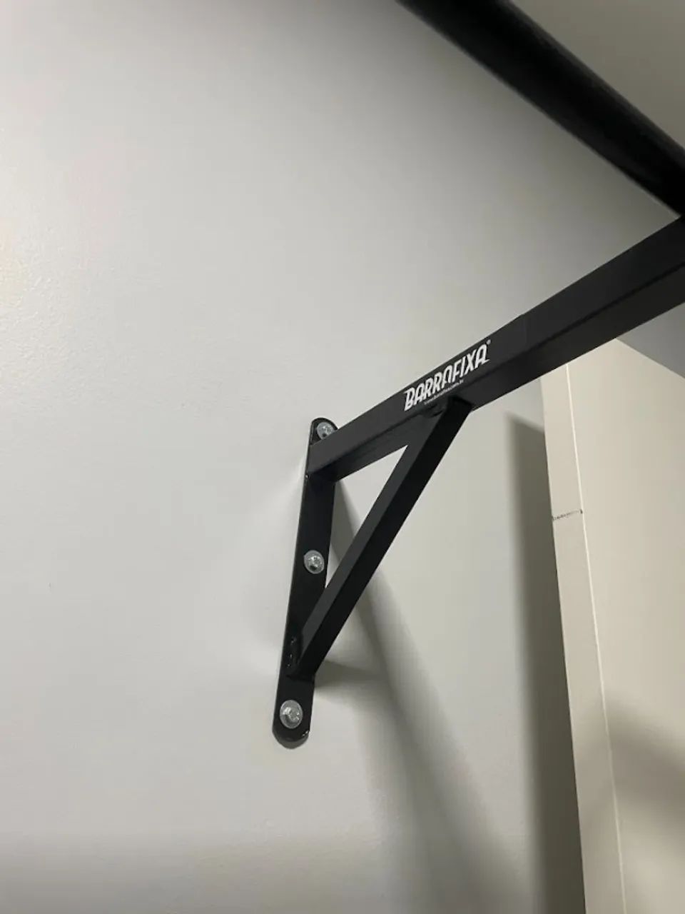Barra Fixa de Parede para taf e treinar em casa cor preto com suporte de saco de pancada - Foto 4