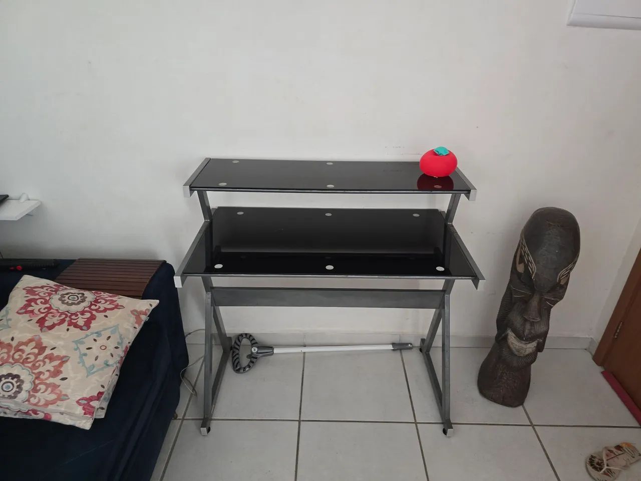 Mesa de vidro preta com estrutura em metal
