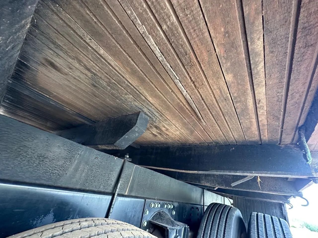 VENDE-SE CARROCERIA PRA CAMINHÃO TRUCK GRANELEIRA - Foto 3