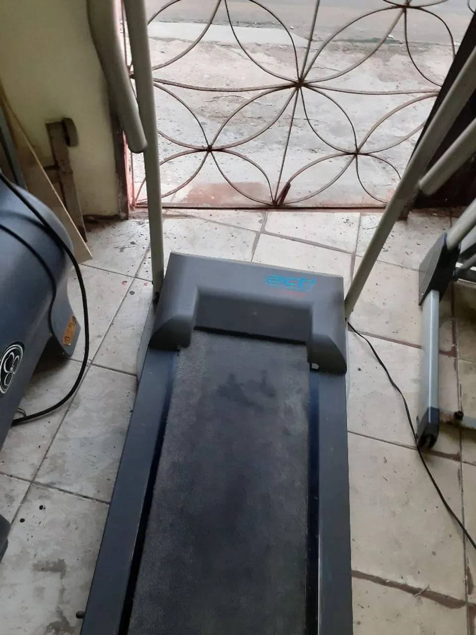 Vendo ótima esteira