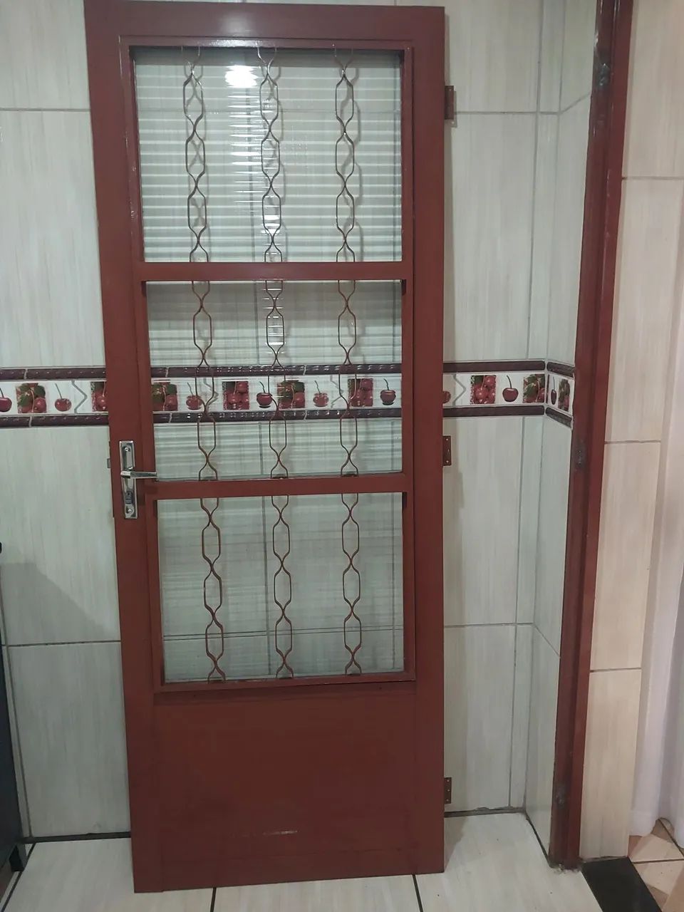 Porta de ferro com vidro e grade com uma chave sem batente - Foto 3