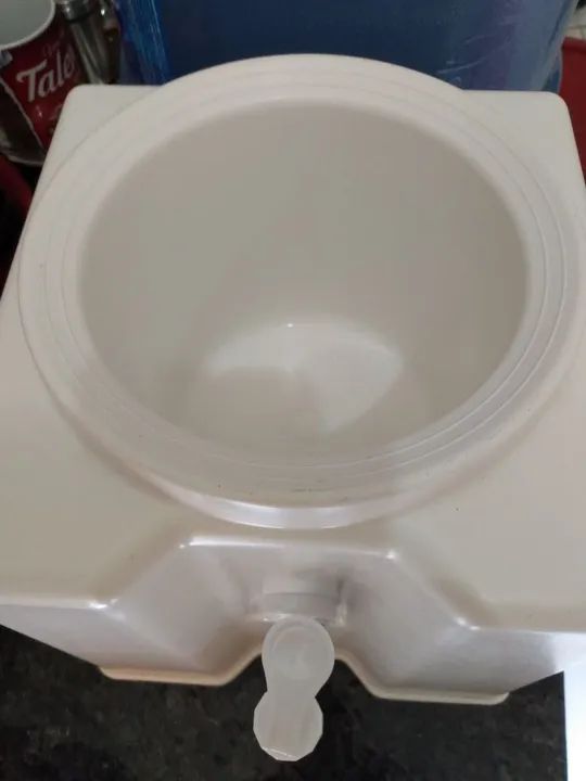 Suporte plástico com garrafao vazio